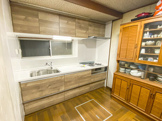 キッチンリフォーム 出窓のスペースを広げ、使い勝手を良くしたキッチン