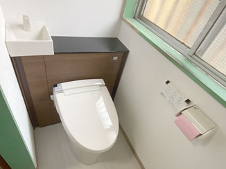 トイレリフォーム ストックや掃除用具をすっきり収納できる、キャビネット付きトイレ