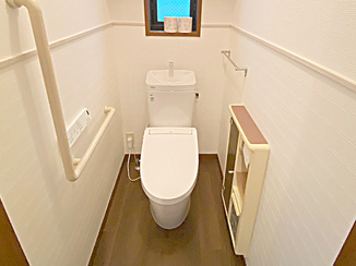 トイレリフォーム おしゃれにクロスを貼り分けたトイレと、収納が使いやすい洗面台