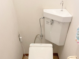 トイレリフォーム水漏れトラブルから早急に交換した隅付きトイレ