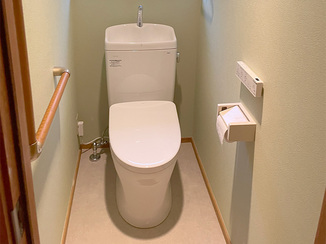 トイレリフォーム 手すりを設置し、安心感をプラスしたレストルーム