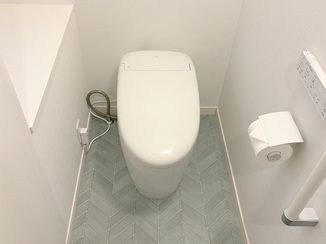 トイレリフォーム 内装もあわせて一新した、清潔感あふれるレストルーム