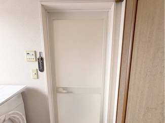 小工事 折戸から開き戸へ交換した浴室ドア